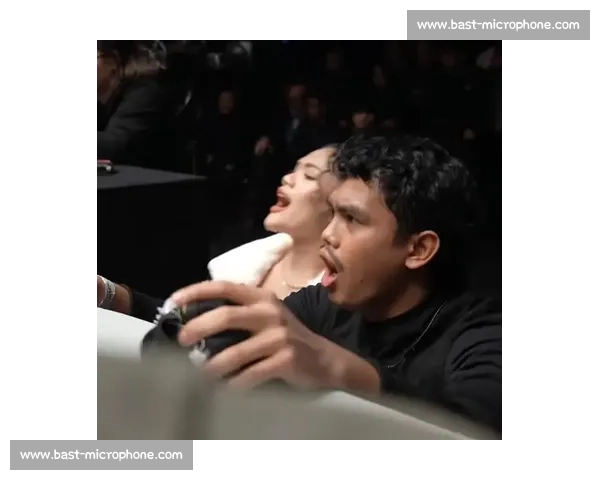 小舅子擂台激战！罗唐场外急到 “罚站”，网友：姐夫比选手还紧张！